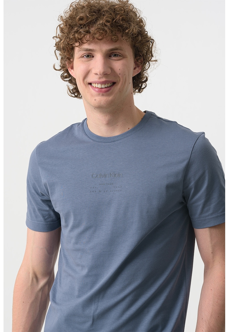 Tricou cu decolteu la baza gatului si imprimeu logo - Albastru inchis