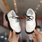 Pantofi albi eleganti cu sireturi negre