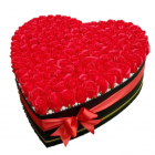 Aranjament floral inima 151 trandafiri din sapun rosii in cutie CULOAR
