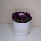 Aranjament floral Glamour Flower cutie rotunda cu 7 trandafiri sapun C