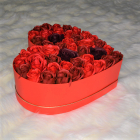 Aranjament floral Red Passion cutie inima cu 45 trandafiri sapun TIP P