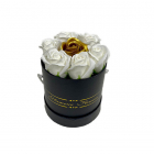 Aranjament floral Glamour Flower cutie rotunda neagra cu 7 trandafiri 