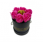 Aranjament floral Glamour Flower cutie rotunda neagra cu 7 trandafiri 