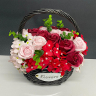 Aranjament floral cu trandafiri si hortensii de sapun in cosulet imple
