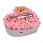 Aranjament floral Gold Rose cutie inima cu trandafiri de sapun si Pros