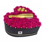 Aranjament floral Opulence cutie inima cu trandafiri de sapun fuchsia 