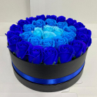 Aranjament floral cu 31 trandafiri sapun in cutie rotunda neagra albas