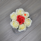Aranjament floral Glamour Flower cutie rotunda cu 7 trandafiri sapun C