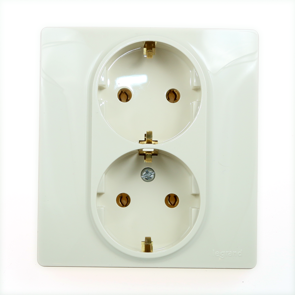 Priza dubla 2P+T Niloe, Legrand 764634, 16A, ivoar