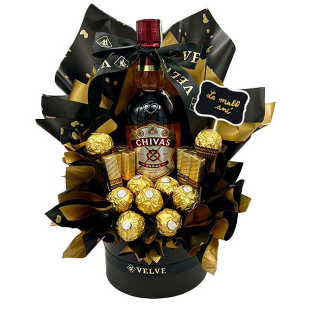 Cosulet cadou Delice pentru barbati, cu pancarta si text "La Multi Ani!" Chivas Regal 12 YO, 9 praline Ferrero si 12 ciocolatele Merci
