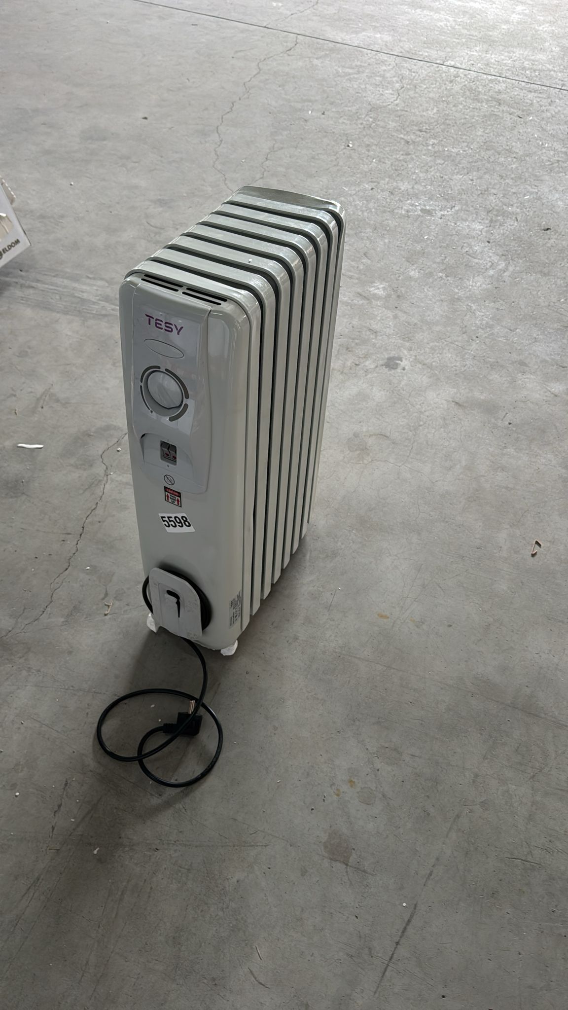 PRODUS RESIGILAT SAU USOR LOVIT DAR IN PERFECTA STARE DE FUNCTIONARE (5598) !!!Calorifer electric TESY CC 2008 E05 R 8 elementi 3 trepte putere 2000W alb-gri