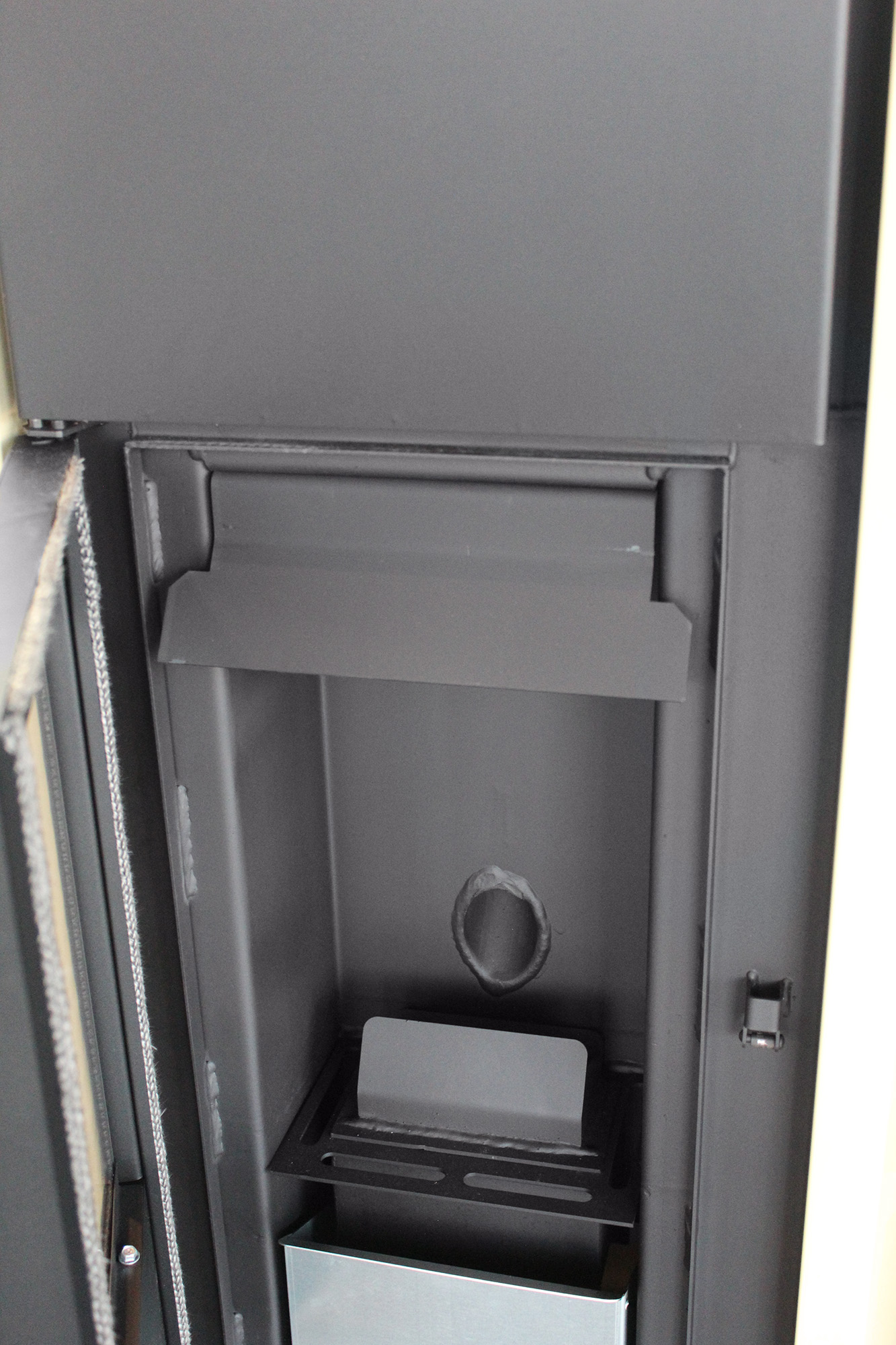 Termosemineu pe peleti Fornello Fiama Confort 12 kw complet echipat pentru incalzire pompa vas expansiune automatizare buncar peleti 12 kg  tiraj fortat culoare Crem aprindere automata pana la 80 mp