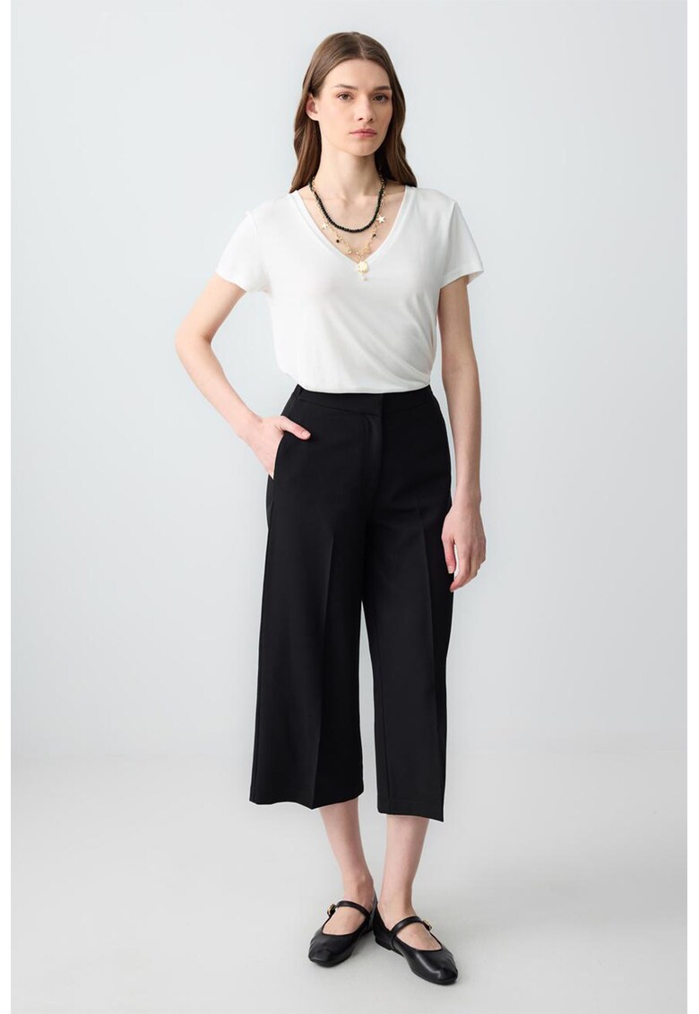 Pantaloni crop cu model uni - Negru