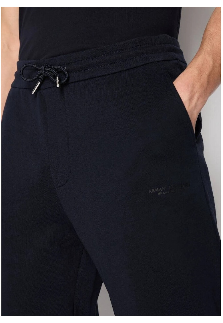 Pantaloni de trening cu logo discret