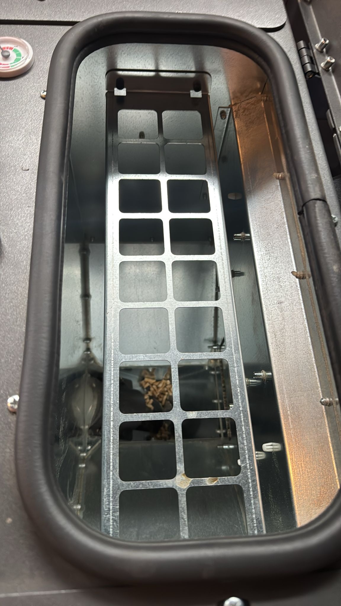 PRODUS RECONDITIONAT USOR LOVIT DAR IN PERFECTA STARE DE FUNCTIONARE cod 6029 !!! Termoșemineu Fornello Primo Truva 25 kW Ivory cu kit complet încorporat pentru sistemul de încălzirepompa de circulatievas de expansiunesupape de sigurantaSistem
