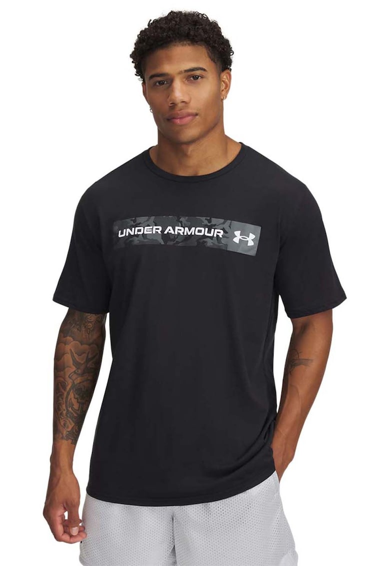 Tricou cu decolteu la baza gatului si imprimeu logo cu camuflaj - Negru stins
