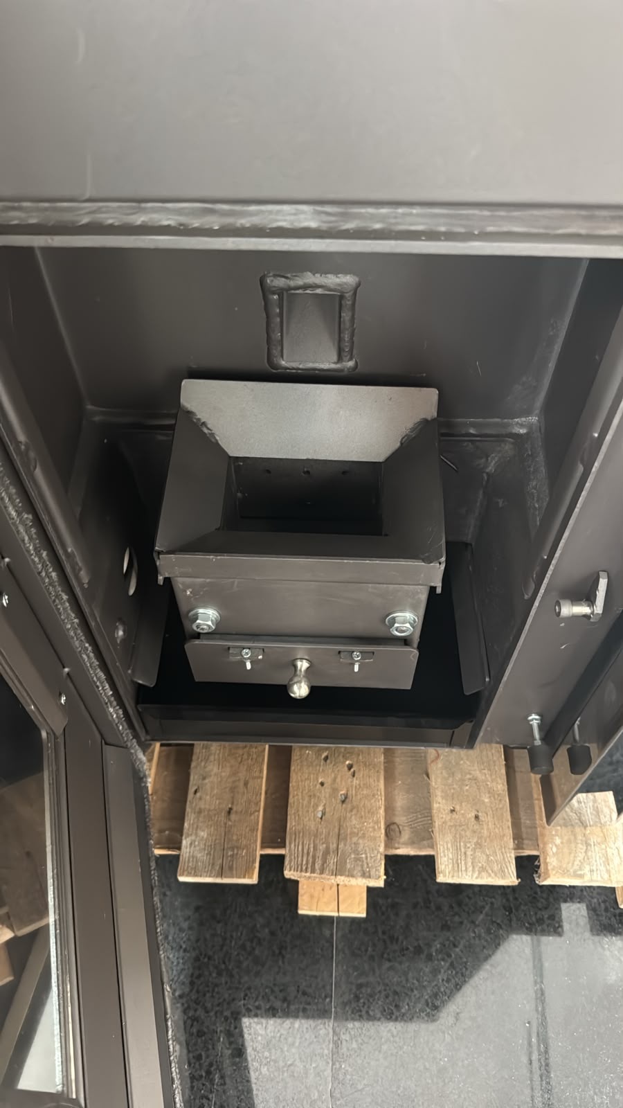 PRODUS RESIGILAT NOU CU DEFECTE ESTETICE DAR IN PERFECTA STARE DE FUNCTIONARE cod 11500 !!! Termoșemineu Fornello Primo Truva 25 kW Ivory cu kit complet încorporat pentru sistemul de încălzirepompa de circulatievas de expansiune