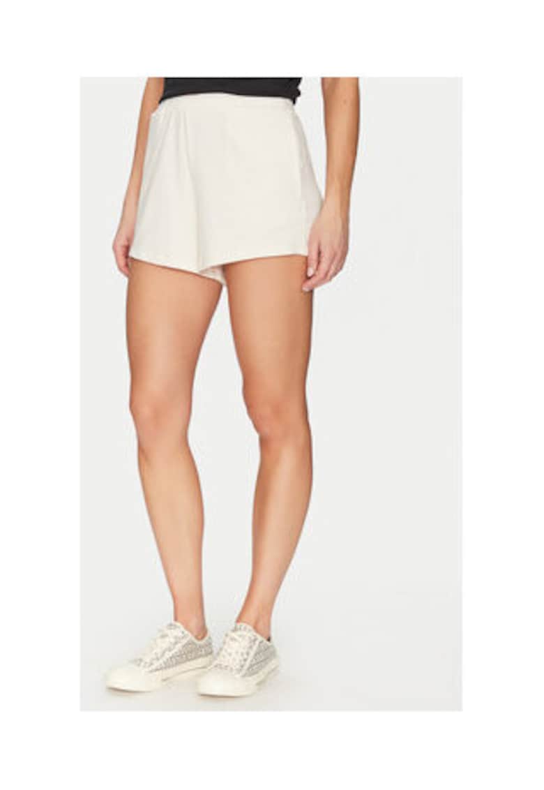 Pantaloni scurti cu buzunare laterale si mode uni