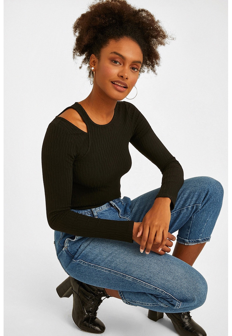 Bluza cu decupaj pe umeri - Negru