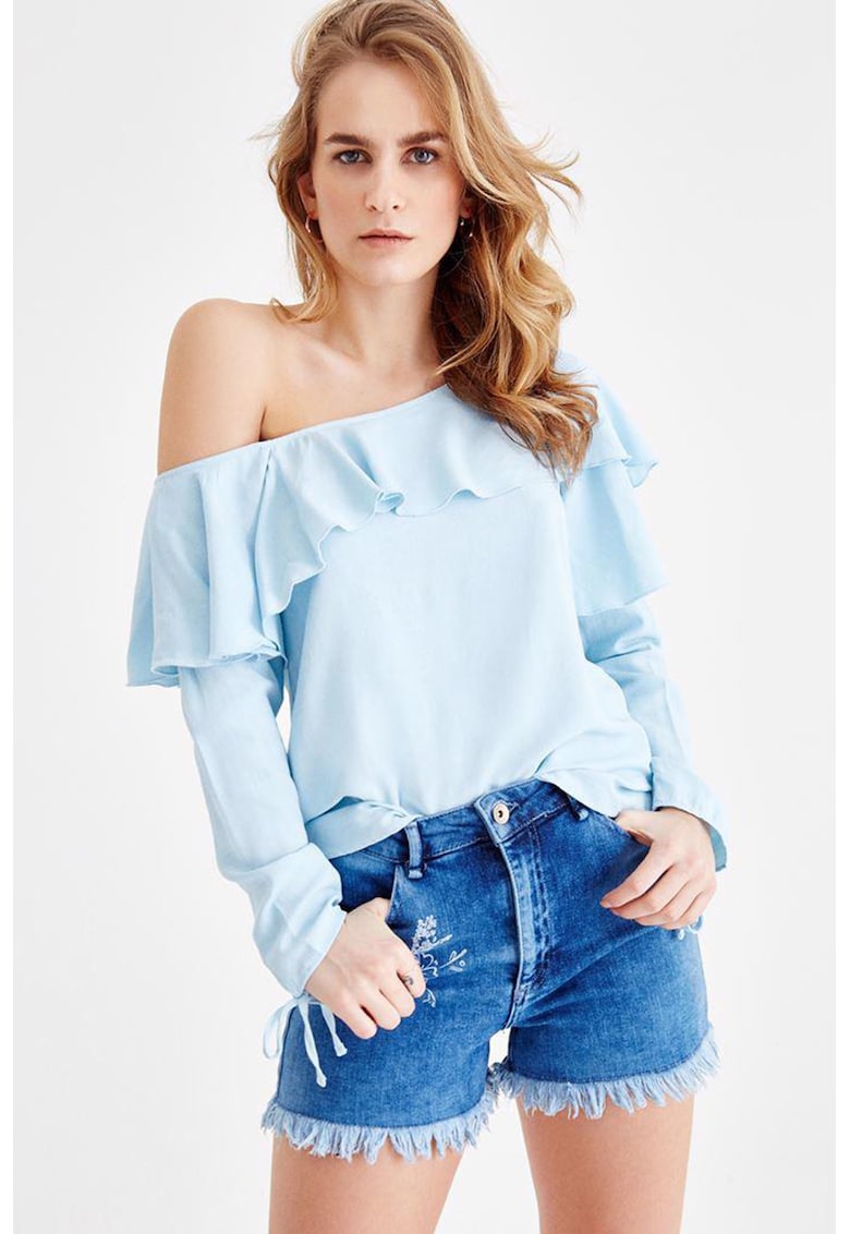 Bluza cu volane si decolteu pe un umar - Albastru pal