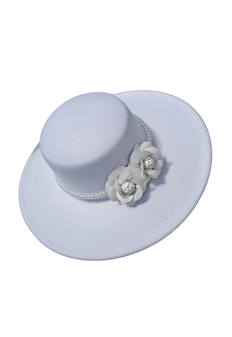 Palarie alba - stil canotiera - cu bor lat - handmade - cu flori si perle - Serafina