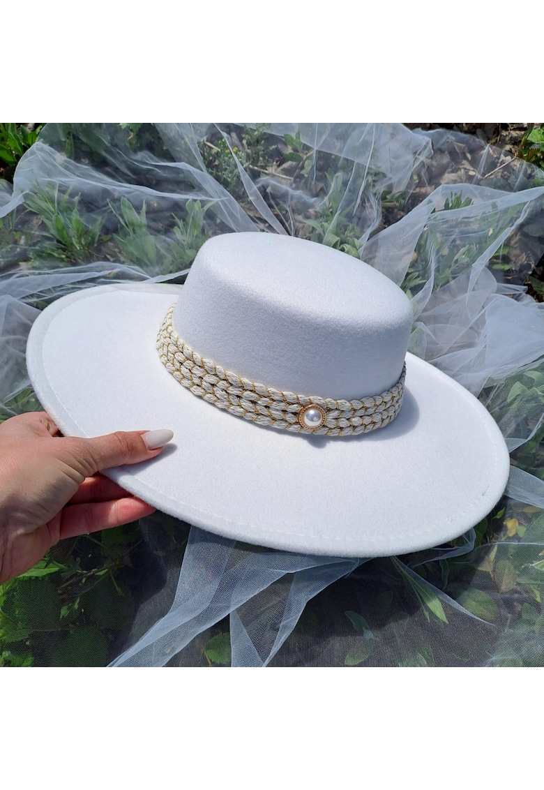 Palarie alba - stil canotiera - cu bor lat - handmade - Serena