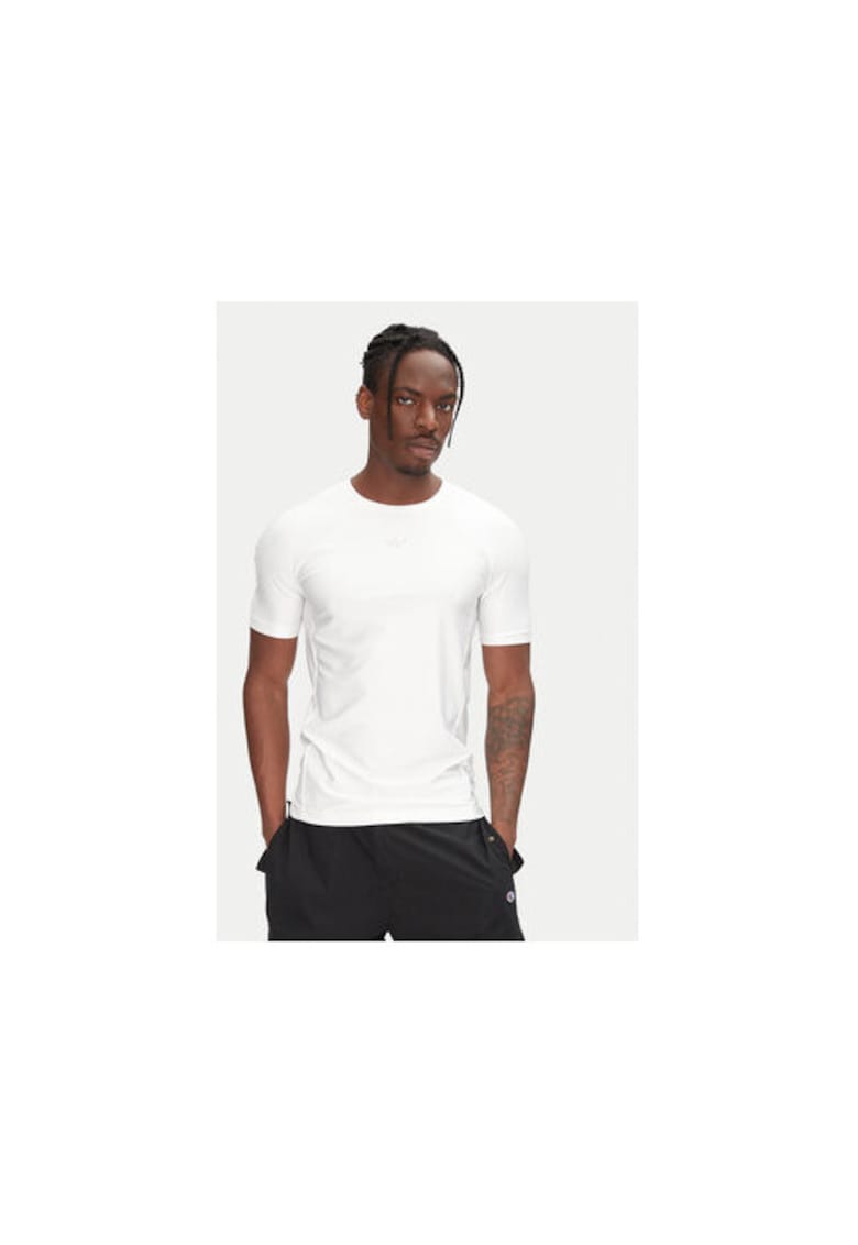 Tricou uni slim fit cu decolteu la baza gatului