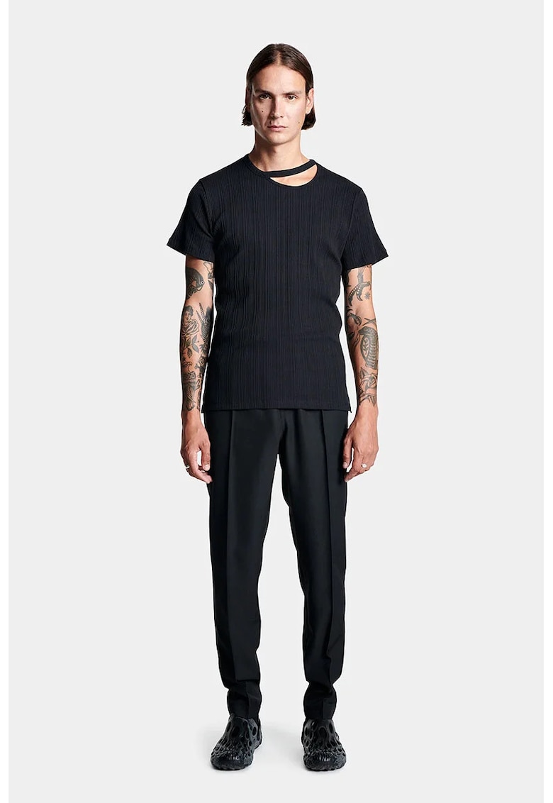 Tricou din jerseu alb cu decupaj la baza gâtului - Negru