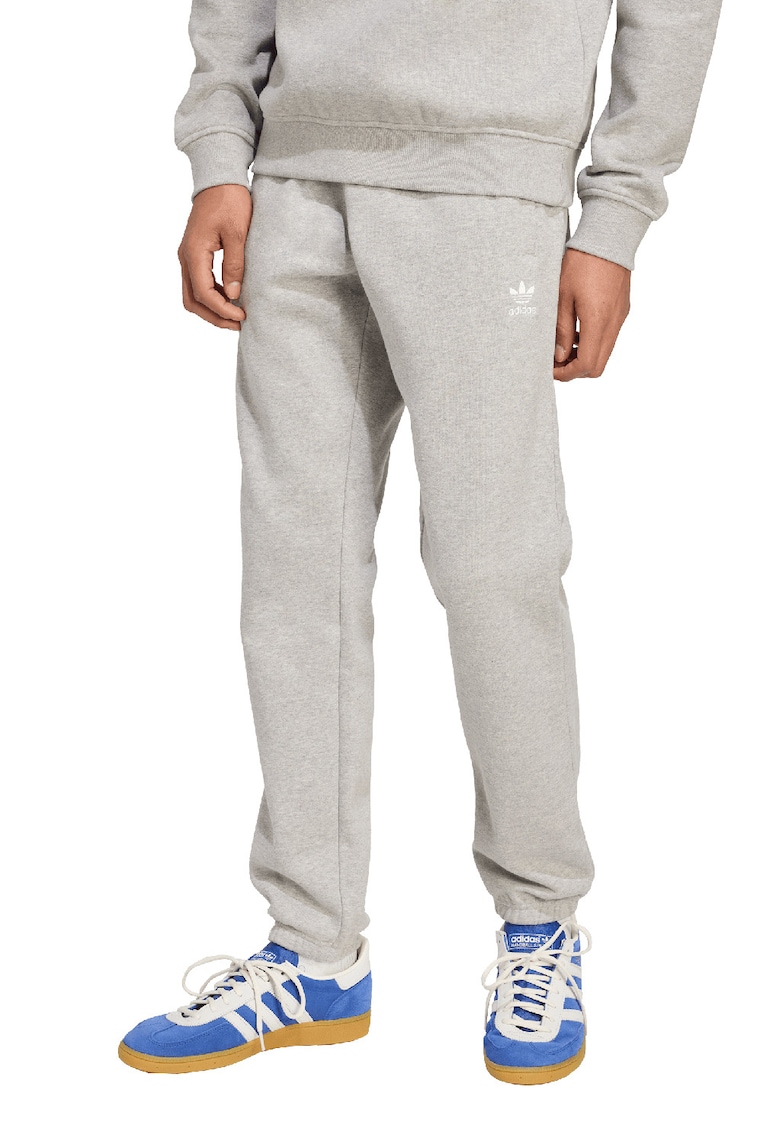 Pantaloni de trening slim fit cu buzunare Trefoil Essentials - Gri deschis