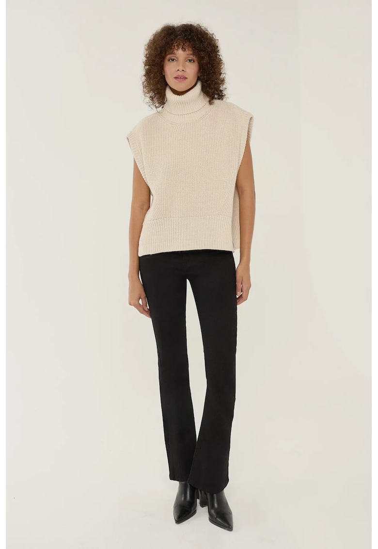 Vesta tip pulover -  croiala lejera - guler inalt - alb - tricot