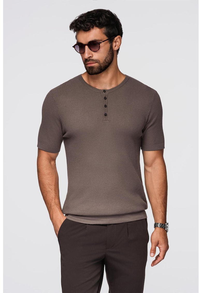 Tricou slim fit cu striatii si decolteu henley - Maro taupe
