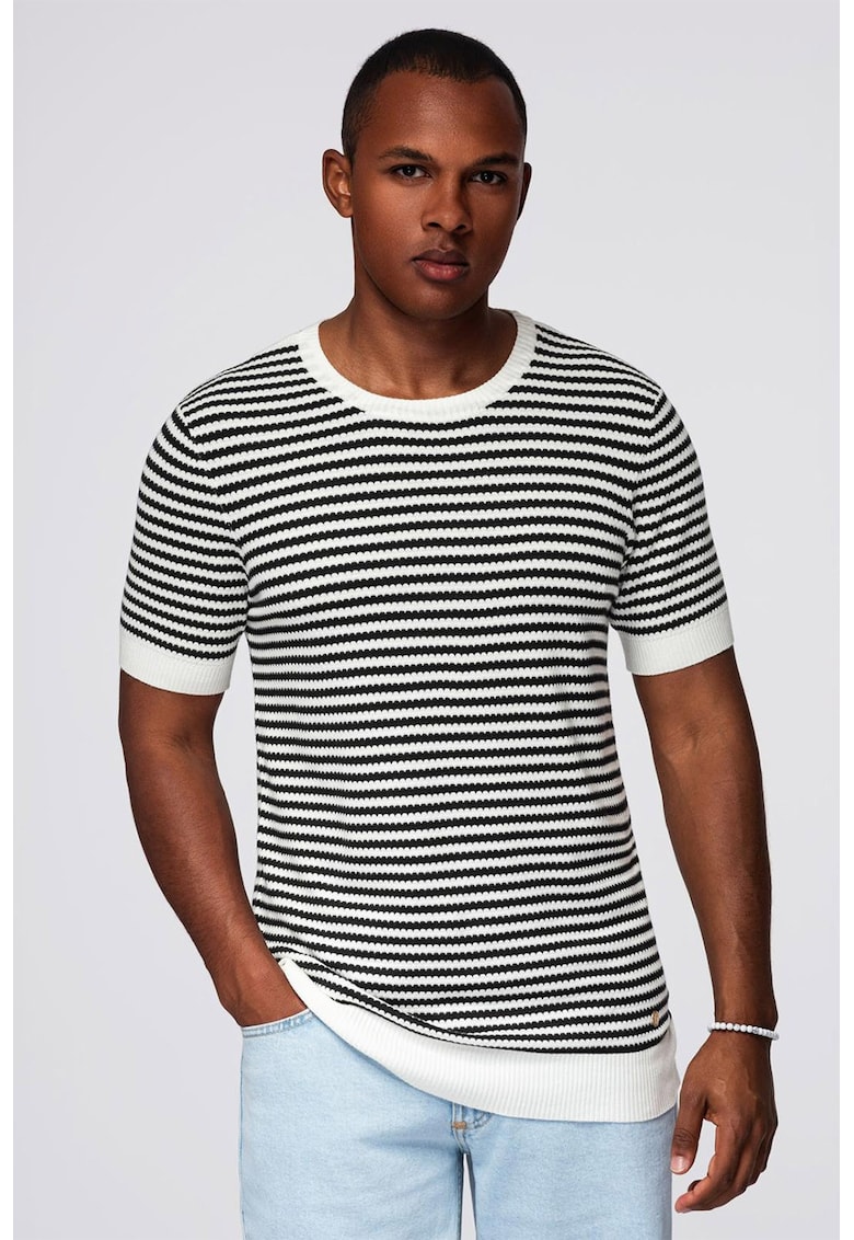 Tricou tricotat cu decolteu la baza gatului - Alb/Negru