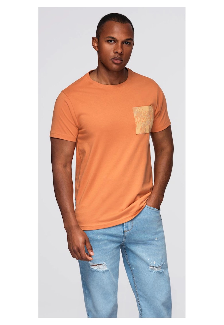Tricou din bumbac cu buzunar imprimat  OM-TSPT-0227 - Portocaliu