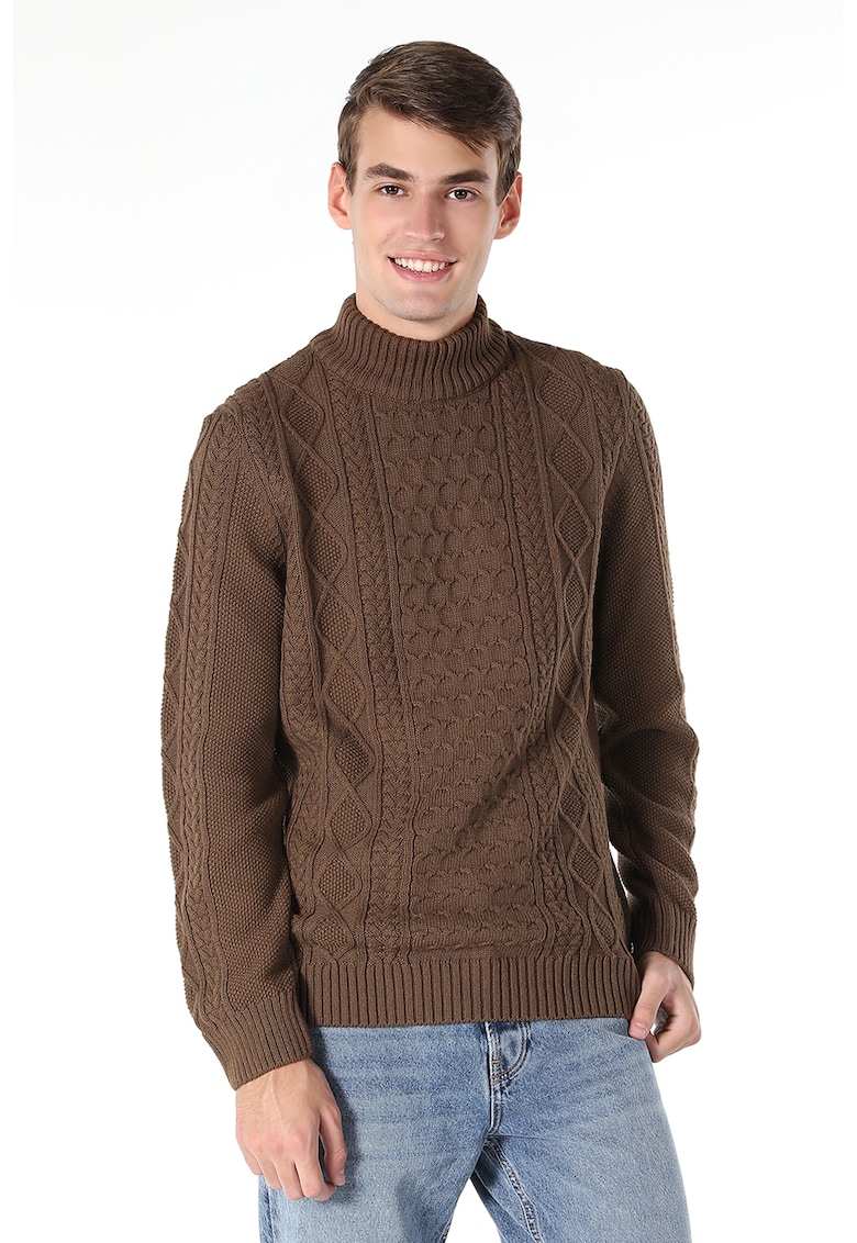 Pulover cu model torsade si guler scurt - Maro