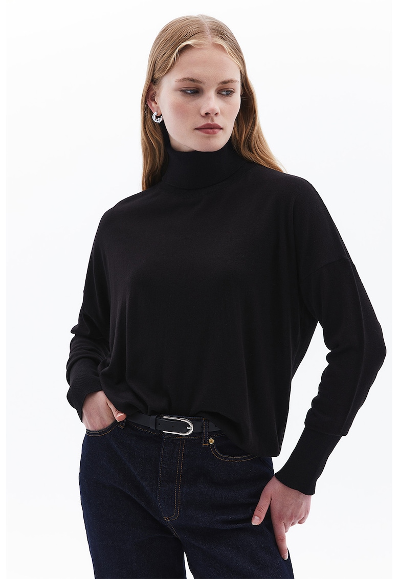 Pulover lejer cu maneci cazute si guler inalt - Negru