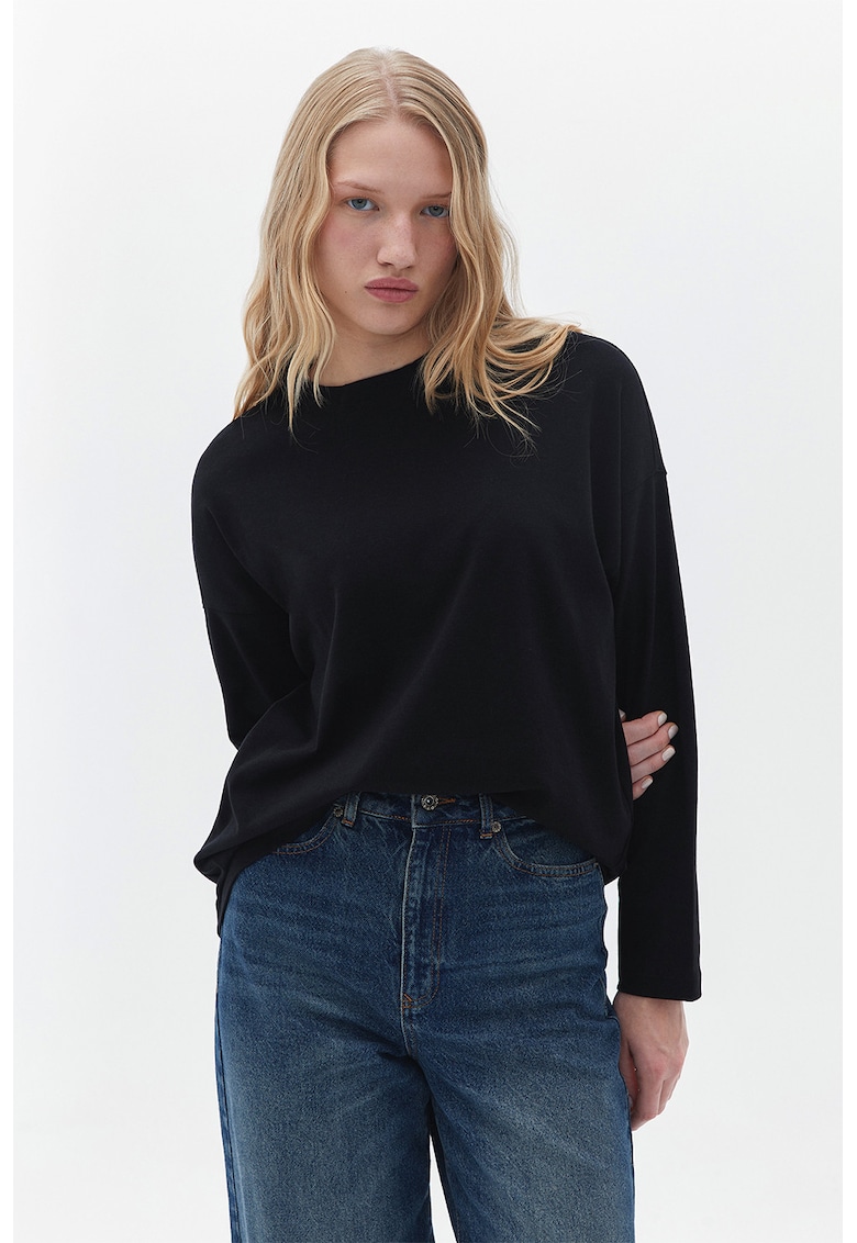 Bluza lejera cu decolteu la baza gatului - Negru