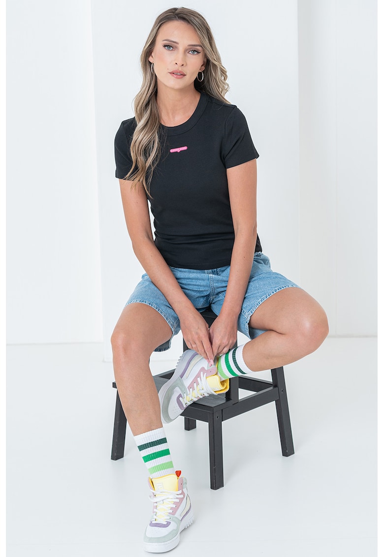 Tricou slim fit striat cu decolteu la baza gatului - Negru