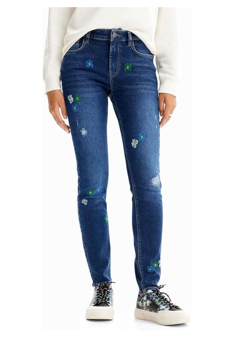 Blugi slim fit cu broderii -
