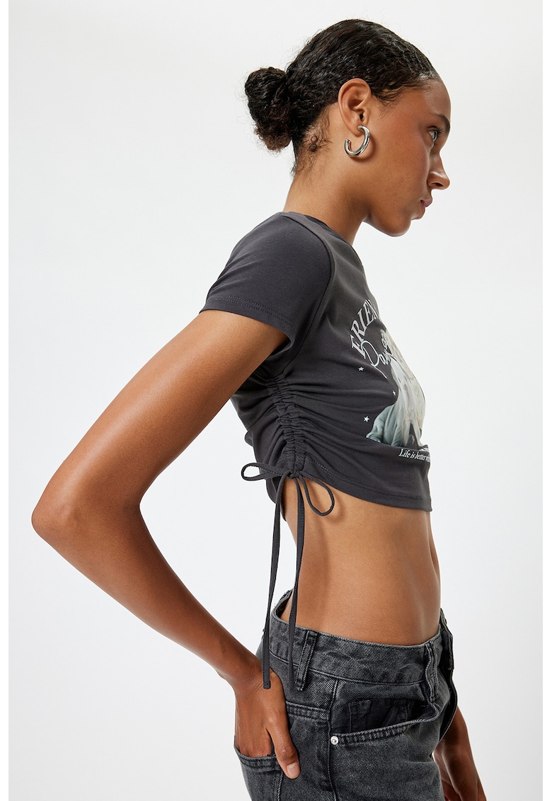 Tricou crop cu imprimeu si snururi laterale - Alb/Gri antracit